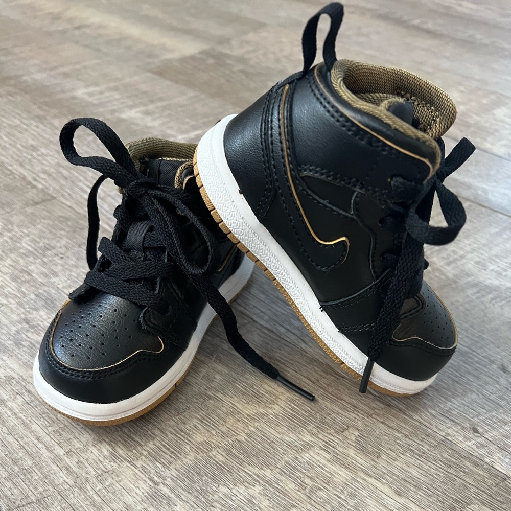 Retro Jordan AJ1 in black and tan!